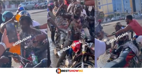 Okada Riders angrily baths colleague who is alleged to have not taken his bath for over 6 months.￼