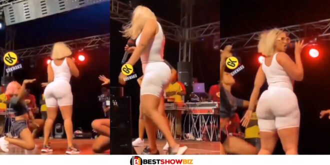 Hajia4Reall causes confusion on stage as she shakes her nyἆsh to fans (watch video)