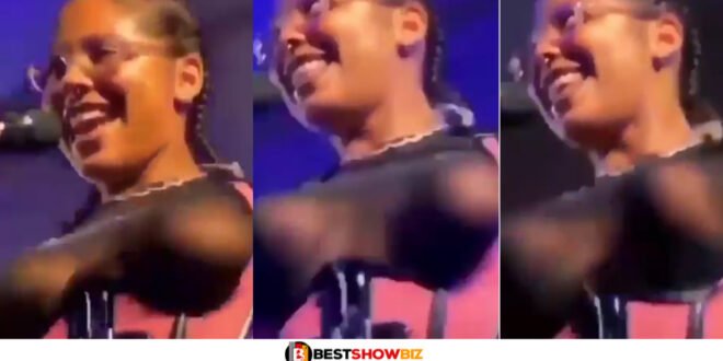 See How This Lady Was Shaking Her B()()bs While singing on Stage (Video)