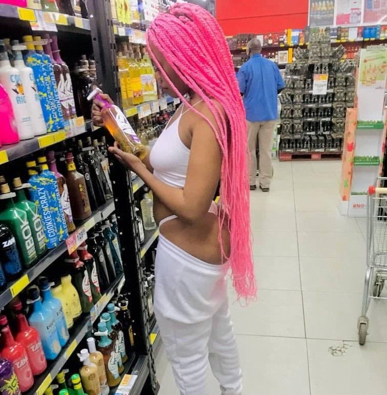 Dressing Or Mᾶdness?: Lady Storms Shopping Mall With Her Nyᾶsh Out Of Her Dross
