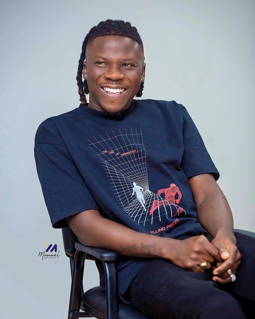 "Don't date a beautiful girl if you are broke financially"- Stonebwoy advises men.