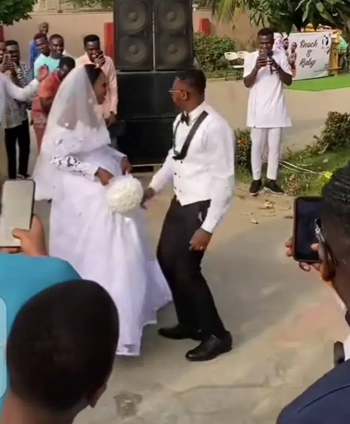 Groom shocks his bride as he takes off his suit and dances crᾶzily on at their wedding (Video)