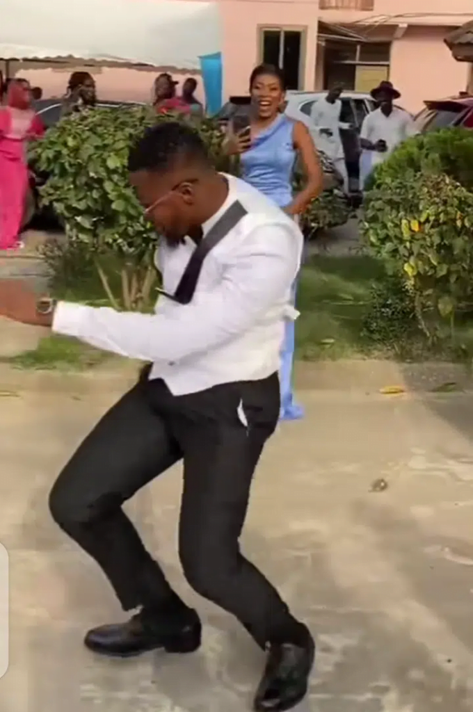 Groom shocks his bride as he takes off his suit and dances crᾶzily on at their wedding (Video)