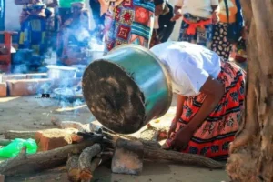 Beautiful bride cooks with her teeth to prove cooking skills on her wedding day (Photos)