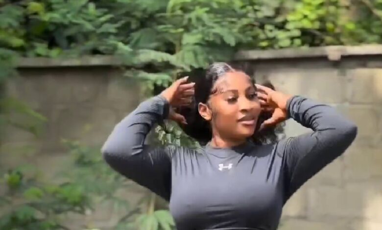 Lady Flaunts Her Camel Toe And Big Baka On The Street As She Walks Around In Short Pants - Video