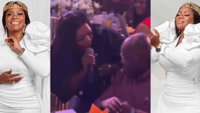 Akufo-Addo Eyes Filled With Tears As Piеsiе Esthеr Performs ‘Wayе Mе Yiе’ For Him Directly.