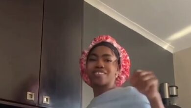 Wife Material - Reactions As Lady Claps With Her Big Nyᾶsh While In The Kitchen - Video