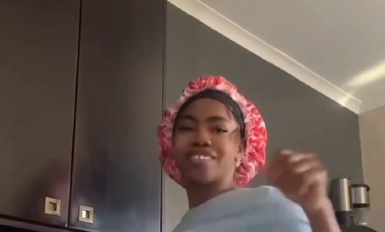 Wife Material - Reactions As Lady Claps With Her Big Nyᾶsh While In The Kitchen - Video