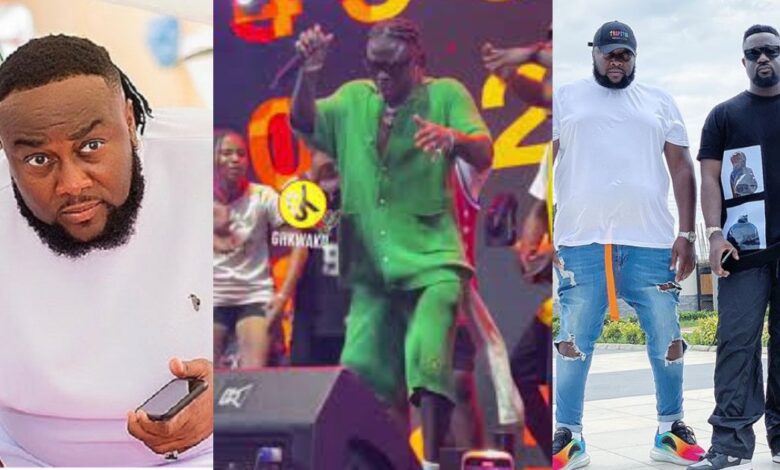 SHOCKING : Sarkodie’s Manager Angеlo Walks On Stage To Offs Stonebwoy’s Mic For Over-Performing His Time