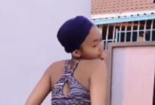 Slay queen takes tw3rking to next level as she shakes her nyᾶsh to amapiano song - Watch